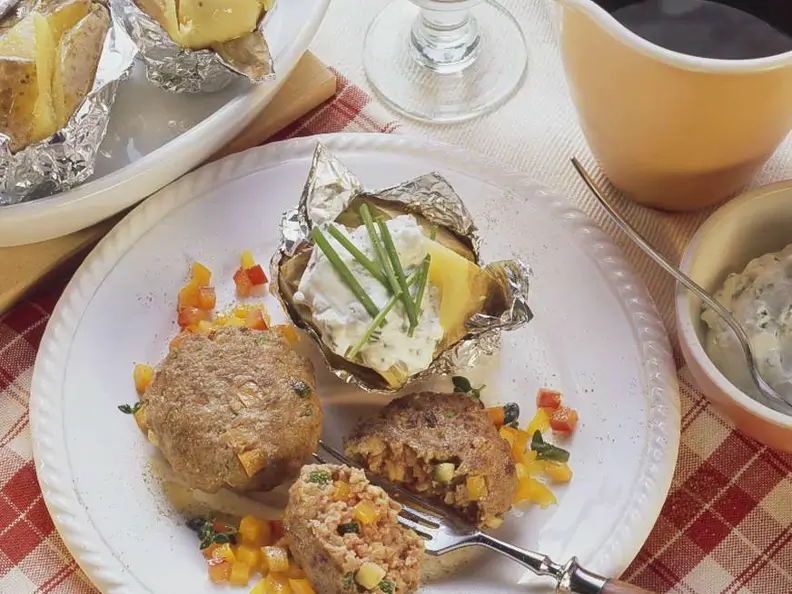 Frikadellen mit Gemüse und Ofenkartoffeln