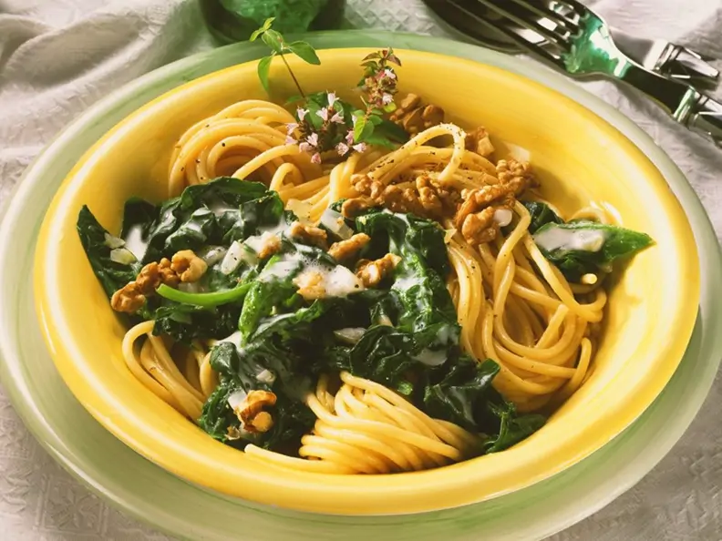 Nudeln mit Spinat und Sahnesauce