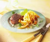 Steaks mit Möhren-Nudeln