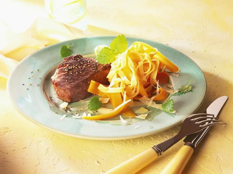 Steaks mit Möhren-Nudeln