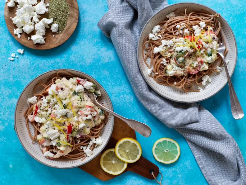 Spaghetti mit Zucchini-Zitronen-Sauce und Feta