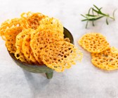 Parmesanchips mit Kräutern und Paprika