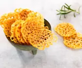 Parmesanchips mit Kräutern und Paprika