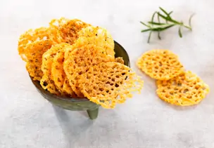 Parmesanchips mit Kräutern und Paprika