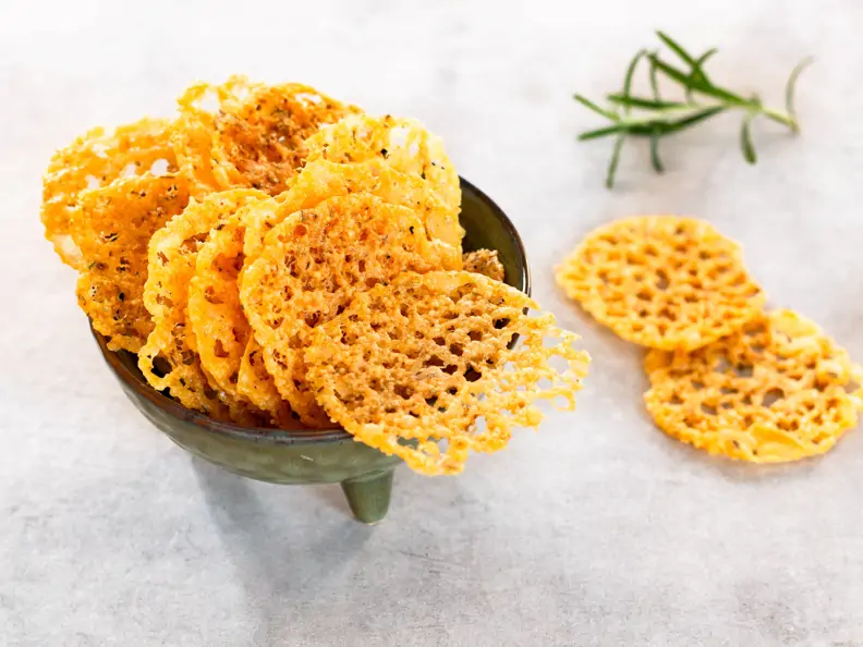 Parmesanchips mit Kräutern und Paprika