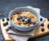 Mandel-Porridge mit Heidelbeeren