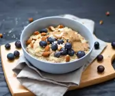 Mandel-Porridge mit Heidelbeeren