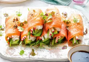 Räucherlachsröllchen mit Reis und Gemüse