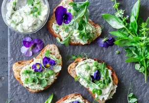Bruschette mit grünem Erbsenaufstrich