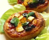 Vollkorn-Pizzette mit Feta und Oliven