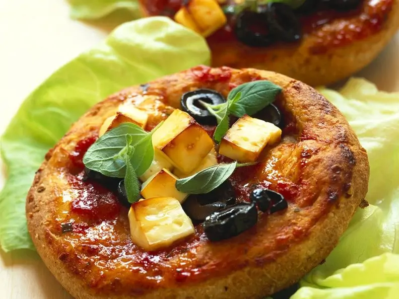 Vollkorn-Pizzette mit Feta und Oliven