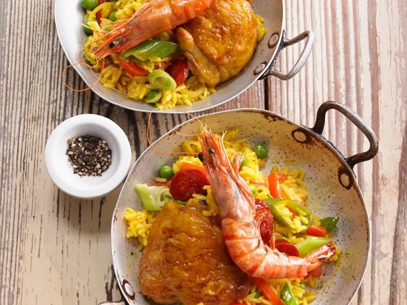 Hähnchen-Paella mit Garnelen