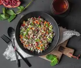 Bunter Quinoasalat mit Frühlingszwiebel
