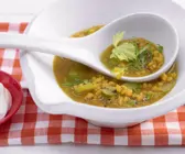 Linsen-Curry-Suppe mit Schafskäse