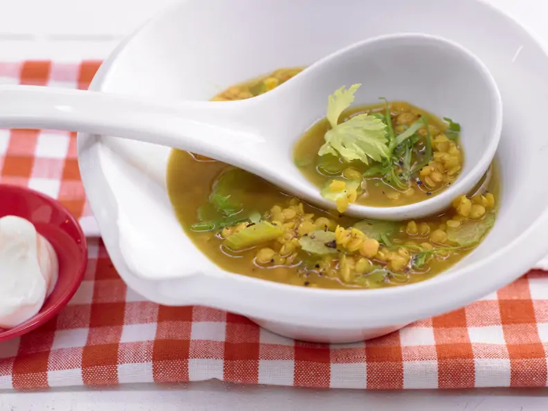 Linsen-Curry-Suppe mit Schafskäse