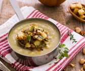 Wintersuppe mit Artischocken-Nuss-Topping