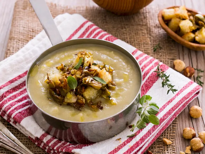 Wintersuppe mit Artischocken-Nuss-Topping