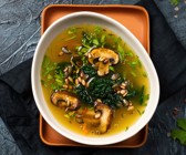 Klare Suppe mit Champignons