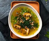 Klare Suppe mit Champignons
