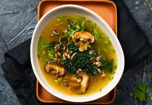 Klare Suppe mit Champignons