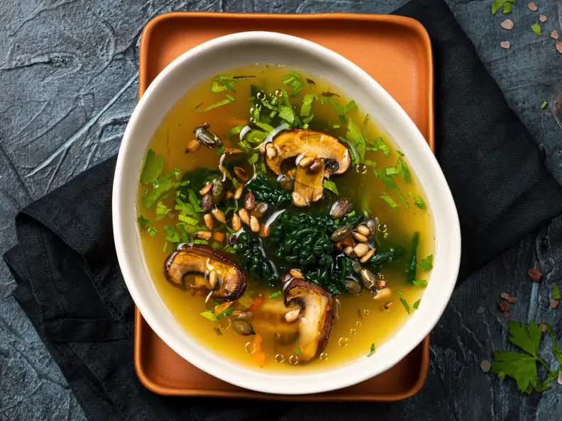 Klare Suppe mit Champignons