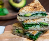 Grilled Cheese Sandwich mit Avocado und Spinat