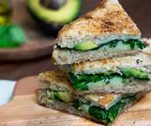 Grilled Cheese Sandwich mit Avocado und Spinat