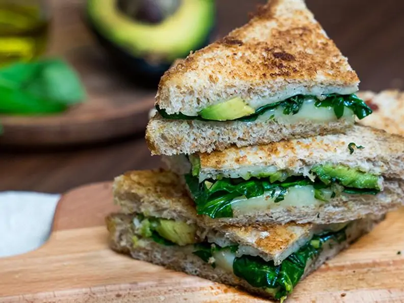 Grilled Cheese Sandwich mit Avocado und Spinat