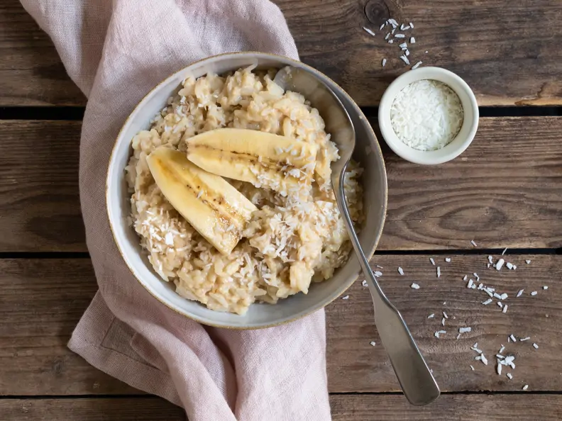 Porridge aus Naturreis, Banane und Kokos