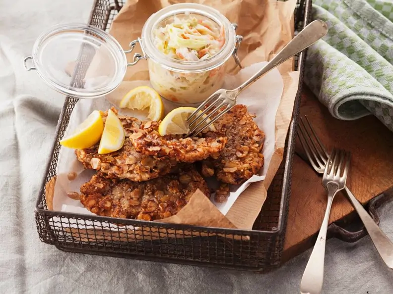Schnitzel in Knusper-Panade mit Krautsalat