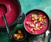 Rote-Bete-Suppe mit Wirsing, Kimchi und Croûtons