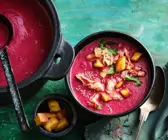 Rote-Bete-Suppe mit Wirsing, Kimchi und Croûtons
