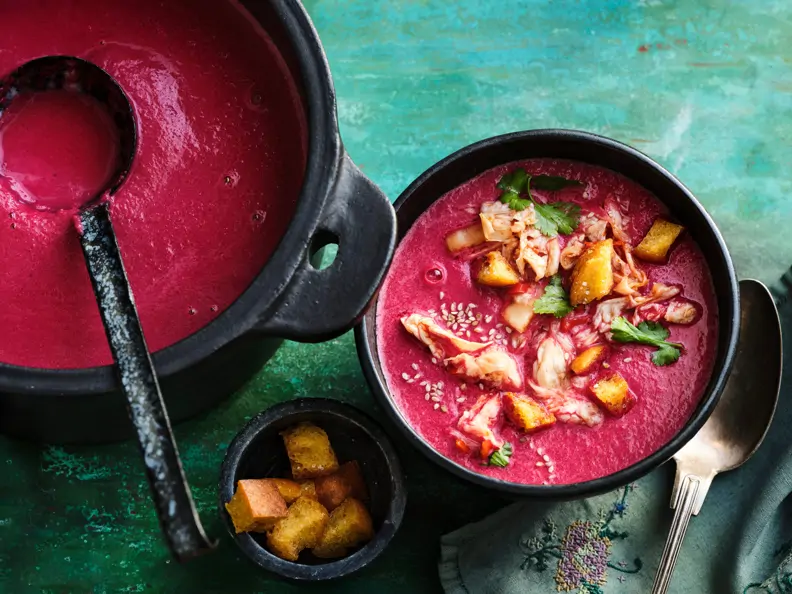 Rote-Bete-Suppe mit Wirsing, Kimchi und Croûtons