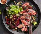 Rinderfilet mit Roter Bete, Kapernäpfeln und Pistazien 