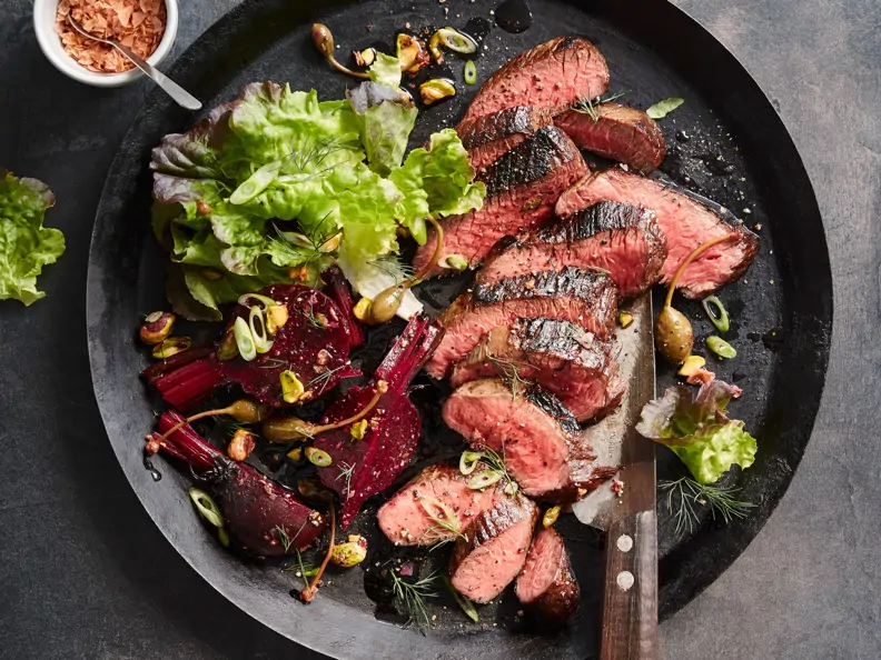 Rinderfilet mit Roter Bete, Kapernäpfeln und Pistazien 