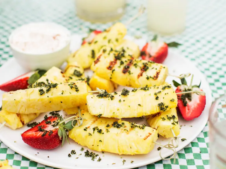 Ananas mit Minz-Kokos-Raspeln