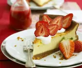 Käsekuchen mit Schichtkäse und frischen Erdbeeren