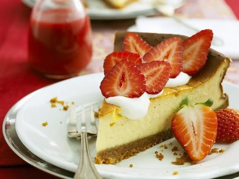 Käsekuchen mit Schichtkäse und frischen Erdbeeren