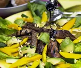 Mango-Avocadosalat mit Filetstreifen