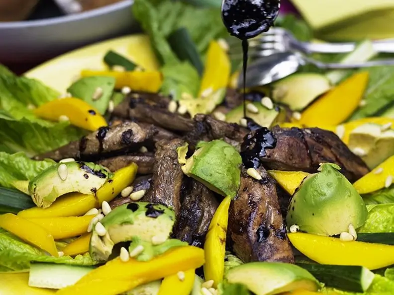 Mango-Avocadosalat mit Filetstreifen
