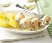 Königsberger Klopse auf weißem Teller