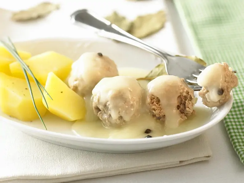Königsberger Klopse auf weißem Teller