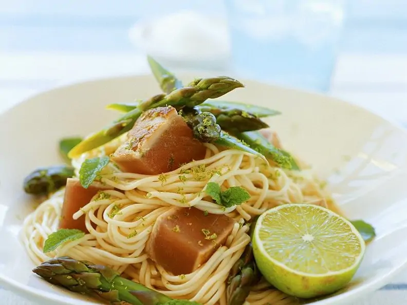 Nudeln mit gebratenem Thunfisch