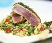Thunfisch auf Bulgursalat