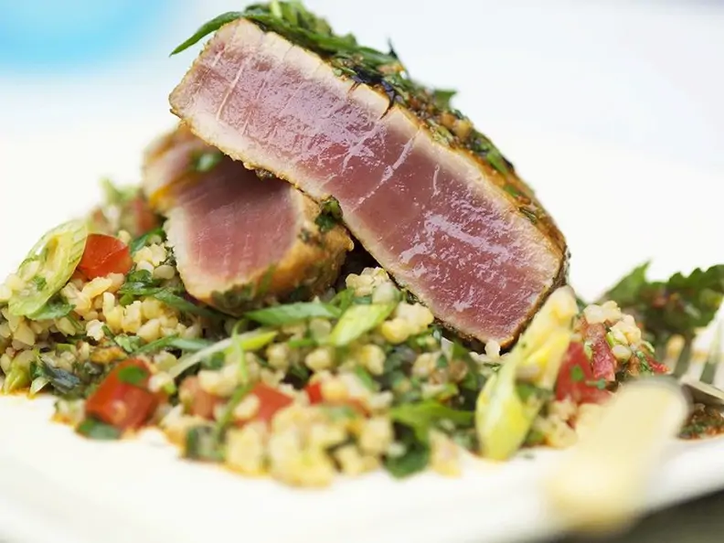 Thunfisch auf Bulgursalat