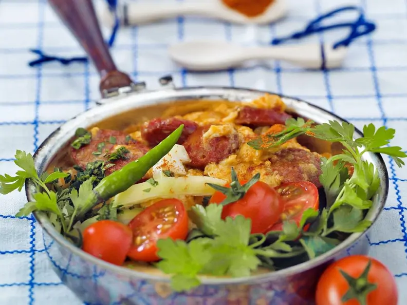 Gemüseomelette mit Wurst