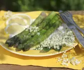 Spargel mit Holunderdressing