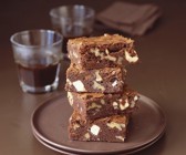 Brownies mit weißer Schokolade und Walnüssen
