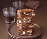 Brownies mit weißer Schokolade und Walnüssen