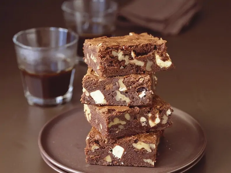 Brownies mit weißer Schokolade und Walnüssen